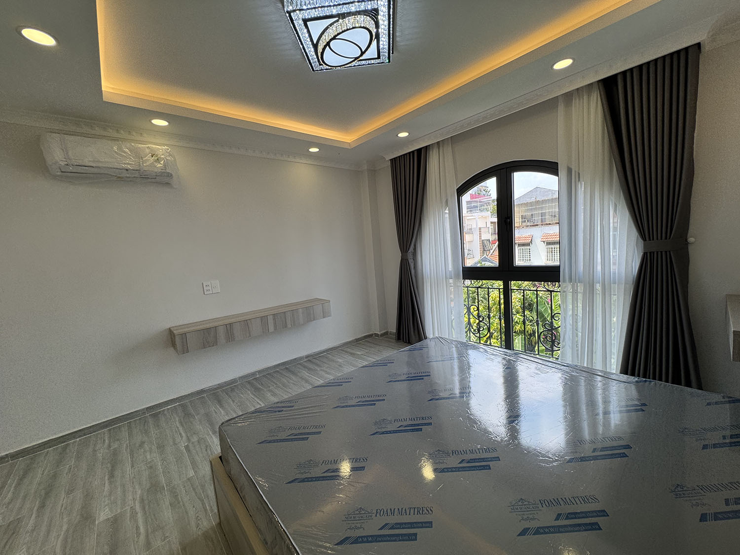 Nhà phố mới 100%, DTKV: 4mx12,5m, vuông, 4 tầng, full nội thất, hẻm xe hơi khu Vip NGUYỄN VĂN TRỖI